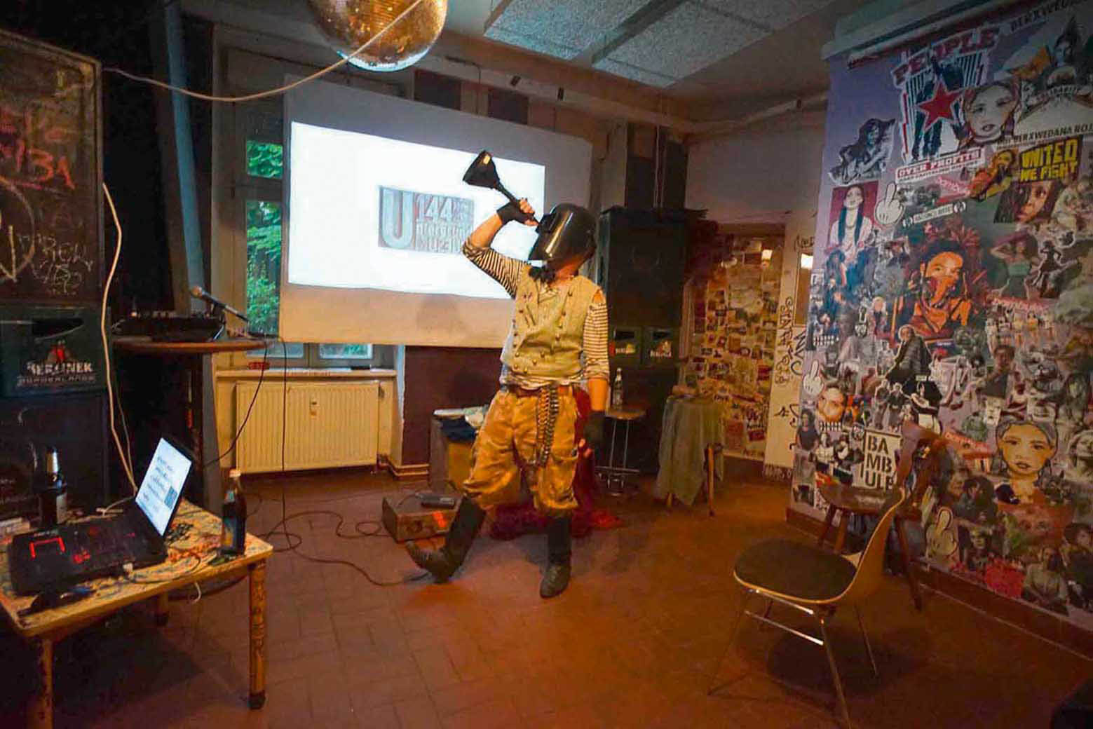 Ideologie-Recycling 1980 – 2020, Ania Rudiolph und Rainer Görß. Teil 1 der Reihe Nicht ohne Grund: Untergrund, 19. August 2021 in der Villa Felix, Schreinerstrasse 47, Berlin