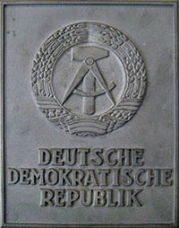 Untergrundmuseum DDR Grenztafel Hergestellt in der Gießerei Linienstrasse 144